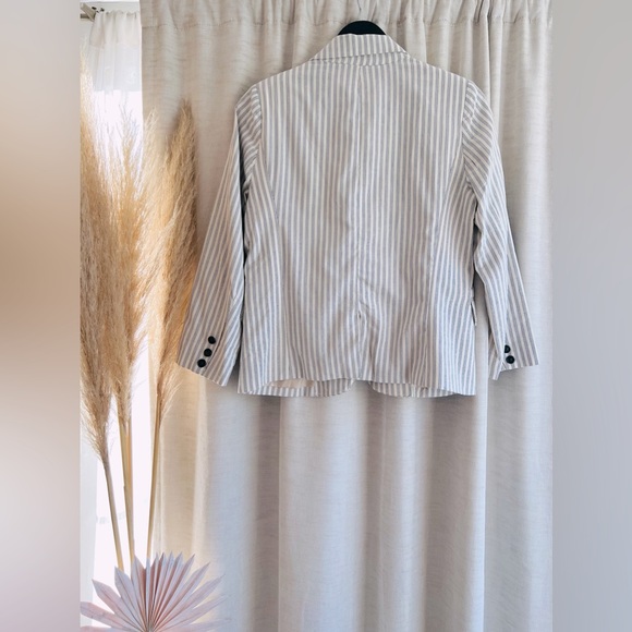 Ron Herman shrunken blazer pin stripe sz 4. Worn once no defects. - Picture 4 of 9